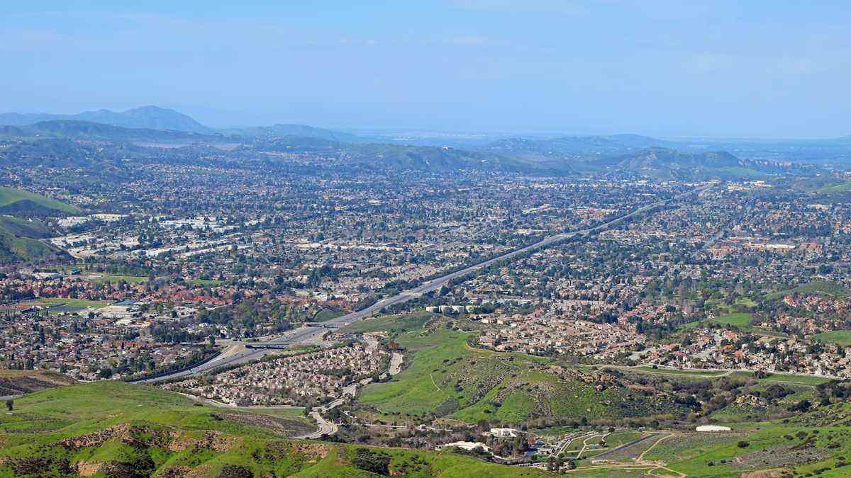 Wide suburban boulevard in Simi Valley with the Santa Susana Mountains in the background